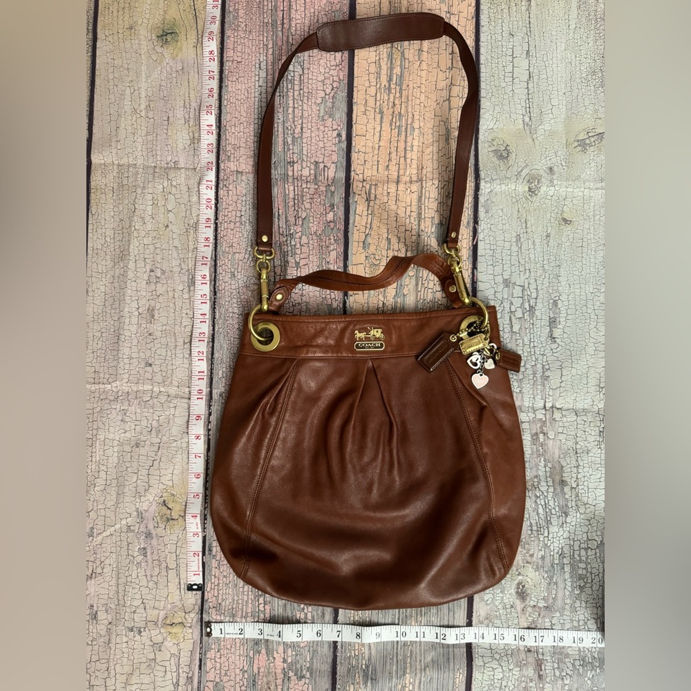 Beautiful bag to add a spark to your look. Be a fashion princess today!
